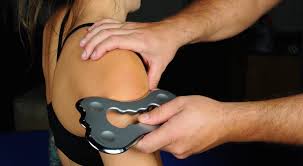 Demonstarting RockBlades for medial shoulder pain